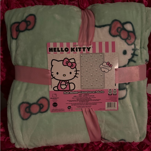 Hello kitty plush blanket 💚 - Picture 3 of 5